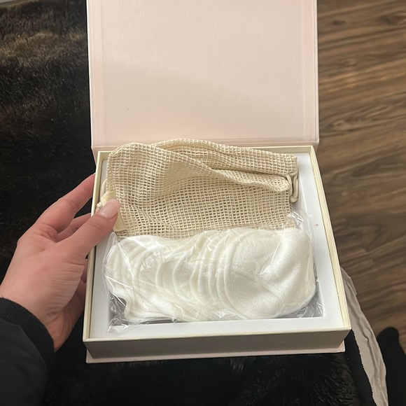 Neiman Marcus box with cloth circle pads and a small cloth bag - Picture 2 of 5